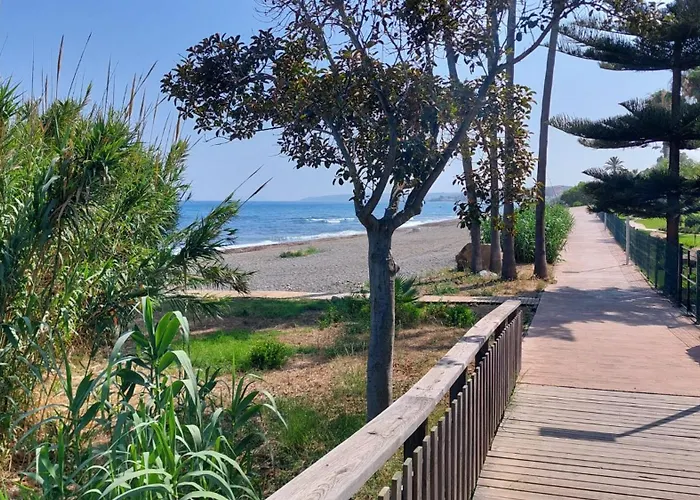 3-min Walk To , Pool , , 3br بيت للعطل *