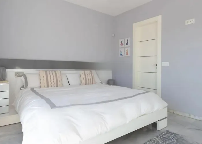 3-min Walk To , Pool , , 3br エステポナ